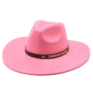 Detail eines rosa Wildlederhutes mit braunem Lederband und goldener Gürtelschnalle
