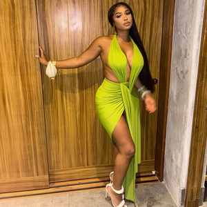 Détail de robe dos nu vert fluo avec col en V profond et fente haute sur le côté