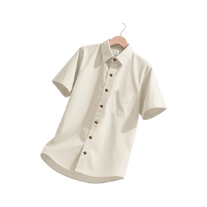 Detail eines beigen Herren-Kurzarmhemdes mit Button-Down-Kragen und Brusttasche