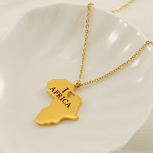 Collana con mappa Africa in acciaio dorato incisa I love Africa su vassoio bianco