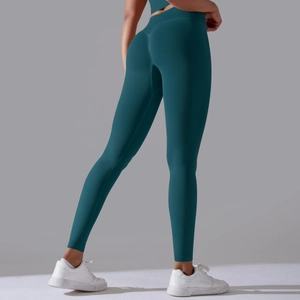 Nahaufnahme der nahtlosen High-Waist Yoga-Leggings mit Scrunch-Po-Effekt in Dunkelblau