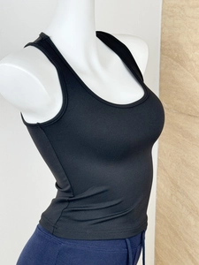 Détail du débardeur noir ajusté montrant le tissu en maille extensible sur un mannequin