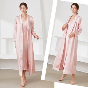 Détail de l'ensemble robe de chambre en satin rose et longue nuisette en dentelle