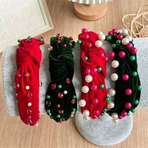 Détails des bandeaux noués en velours rouge et vert avec perles et strass brillants