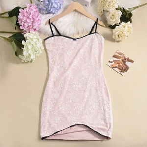 Detalle de encaje floral rosa con ribete negro en un vestido de tirantes ajustado
