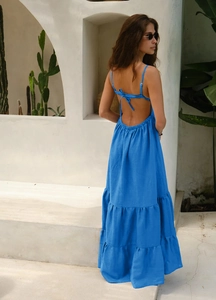 Détail de robe longue bleue à dos nu avec lacets et jupe à plusieurs couches volantées