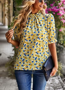 Détail du haut à fleurs jaunes avec imprimé floral bleu et manches bouffantes