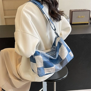 Sac à bandoulière en patchwork de denim à damier porté par un mannequin en style décontracté