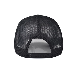 Vue arrière de casquette trucker noire avec filet respirant et fermeture snapback réglable