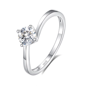 Elegant S925 sterling silver four-claw ring with a brilliant round cut cubic zirconia stone