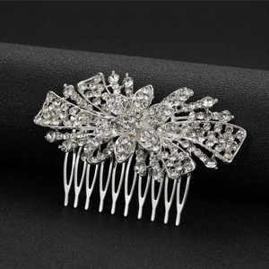 Dettaglio di pettine per capelli da sposa in argento con strass su sfondo nero