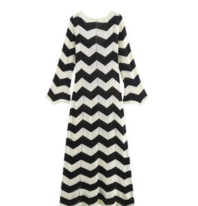 Détail d'une robe longue en maille avec motifs chevrons noir et blanc et col rond