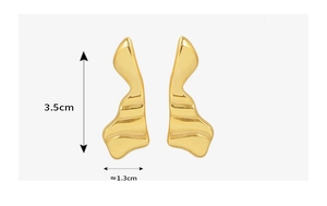 Vue détaillée des boucles d'oreilles dorées ondulées avec une hauteur de 3,5 cm