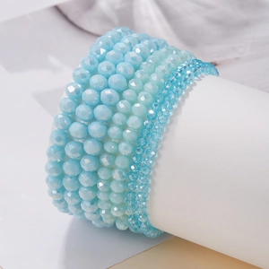 Hellblaues mehrlagiges Perlenarmband-Set aus Kristall im Boho-Stil auf weißem Display