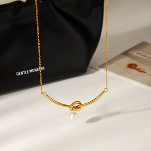 Collana a nodo in acciaio inossidabile placcato oro 18k con ciondolo di perla bianca