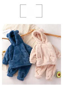 Détail de l'ensemble pyjama enfant en flanelle chaude avec capuche oreilles d'ours