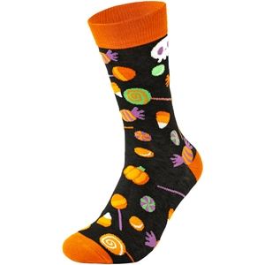 Dettaglio di calze a maglia per Halloween con motivi di zucca arancione e teschio nero