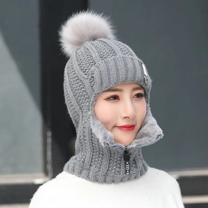 Détail du bonnet tricoté gris avec doublure pelucheuse et fermeture éclair d'hiver