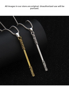 Vue détaillée des pendentifs bâtons en acier inoxydable or et argent aux motifs de nuages