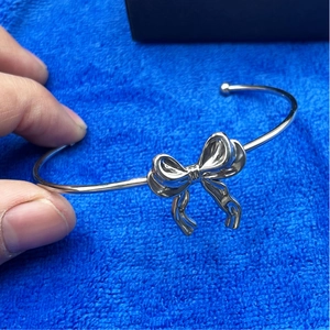 Bracelet jonc en acier inoxydable argenté poli avec nœud au design ouvert