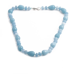 Détail du collier de perles bleu clair avec gemmes ovales et fermoir mousqueton