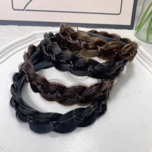 Detail of fishtail braid headbands in black and brown with anti-slip inner teeth