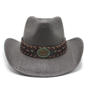 Dettaglio cappello da cowboy in paglia marrone con fascia in pelle e pietra turchese