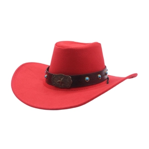 Chapeau de cow-boy rouge avec bande en cuir marron, perles turquoise et boucle en étoile