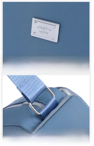 Detalle del logo plateado y los herrajes metálicos en un bolso de nailon azul moderno