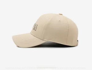 Vue détaillée latérale d'une casquette beige en coton avec broderie 3D en relief