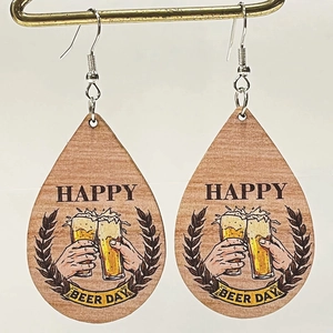 Boucles d'oreilles goutte en bois avec motif Happy Beer Day et chopes pour l'Oktoberfest
