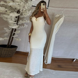 Robe longue blanche moulante en tissu texturé 3D avec détail d'anneau doré sur le buste