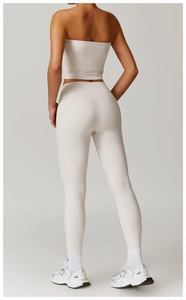 Vue arrière de l'ensemble de yoga ivoire brossé montrant legging et crop top ajusté