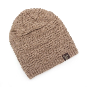Detailansicht einer braunen Strickmütze mit Webmuster und Schmetterlings-Etikett