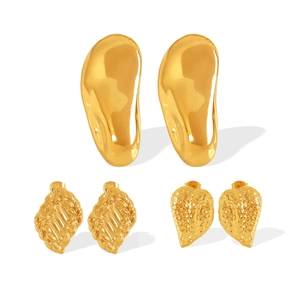 Trois paires de boucles d'oreilles dorées vintage texturées de style français minimaliste