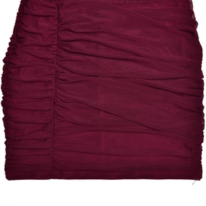 Vue macro détaillée du tissu en tulle bordeaux avec plis élégants sur la robe