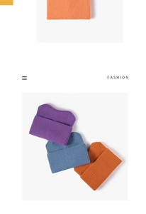 Gros plan détaillé de la maille côtelée épaisse en violet, bleu et orange pour bonnet
