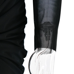 Détail d'une manche en tulle noir avec une texture froncée sur une robe moulante