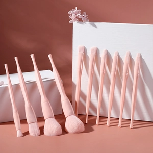 Dettaglio del set da 12 pennelli trucco rosa con manici sfaccettati e setole soffici
