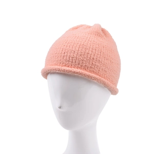 Bonnet en tricot rose pêche pour enfants avec texture pelucheuse et bord roulé tendance