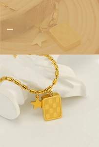 Détail du pendentif étoile dorée et damier sur une chaîne à perles raffinée