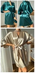 Détail des peignoirs en satin vert émeraude et champagne avec texture soyeuse élégante