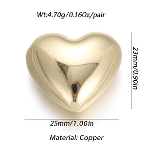 Dettaglio macro del ciondolo a cuore in rame dorato con dimensioni e specifiche di peso