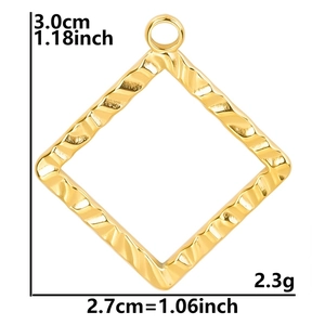Detail von 18k vergoldetem Edelstahl-Anhänger in Rautenform mit Maßen und Gewicht
