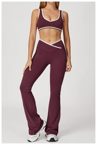 Détail du pantalon de yoga évasé taille haute avec taille en V et liseré blanc