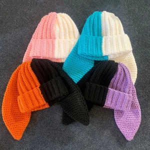 Handgestrickte Hasenohren-Mützen in vier modischen zweifarbigen Kontrast-Designs