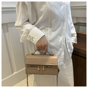 Détail du sac à main en cuir PU kaki avec deux poches zippées et breloques cadenas dorés