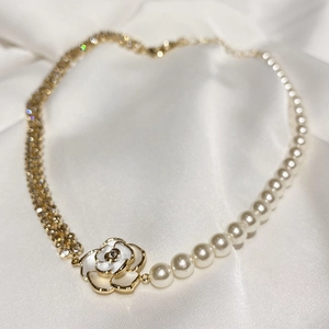 Élégant collier fleur de camélia plaqué or avec perles blanches et strass étincelants