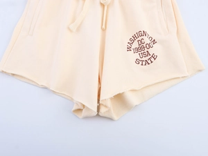 Dettagli degli shorts in pile beige con stampa Washington DC vintage e coulisse in vita