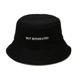 Cappello da pescatore in tela nera con ricamo bianco 'NOT INTERESTED' e tesa rinforzata